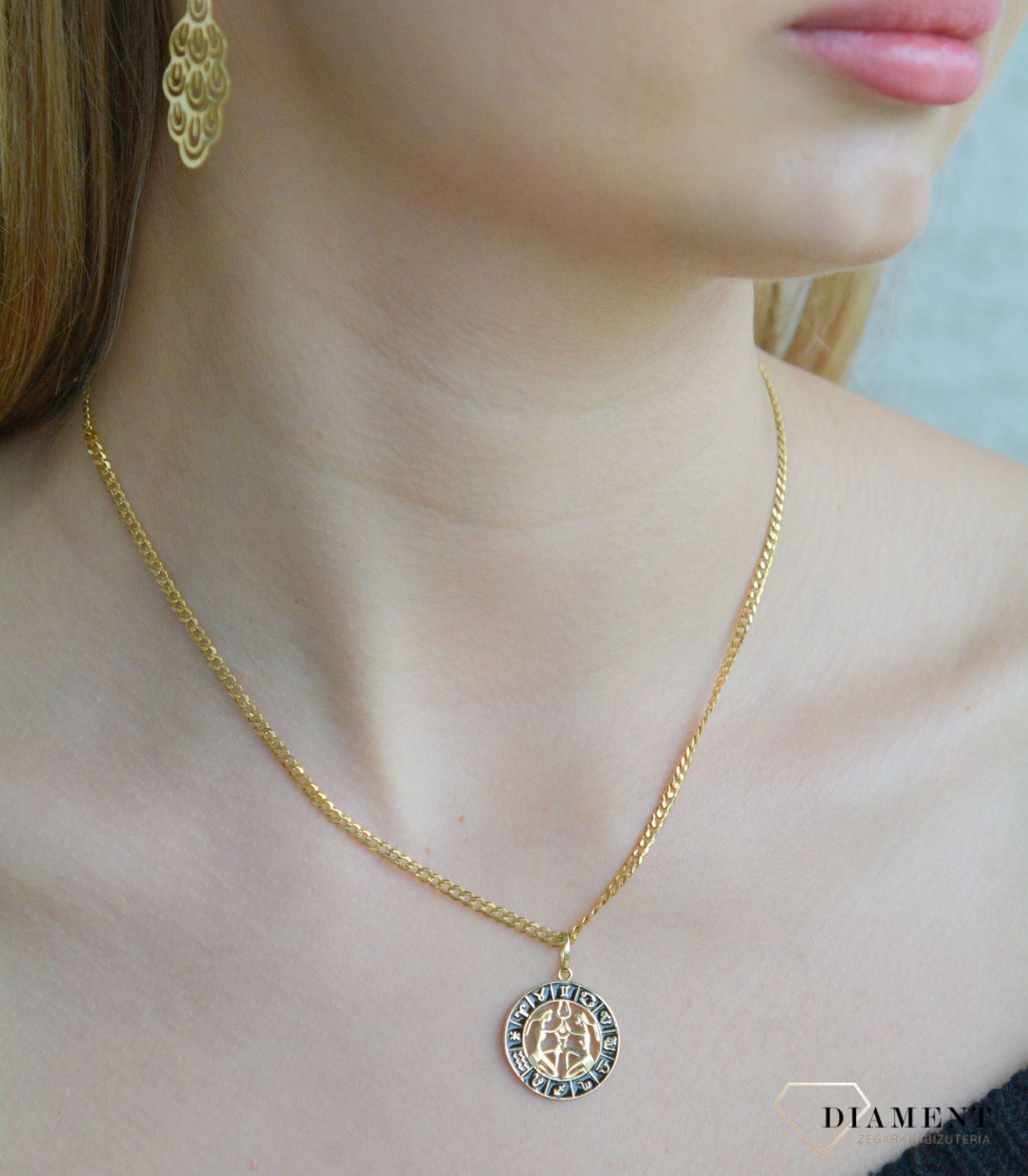 Złota zawieszka 585 znak zodiaku Bliźnięta z czarną emalią w kółku ZA 7310H.jpg